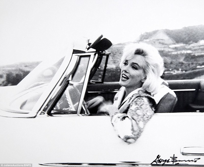 Актриса за рулем кабриолета на Голливудских Холмах аукцион, мэрилин монро, фотография