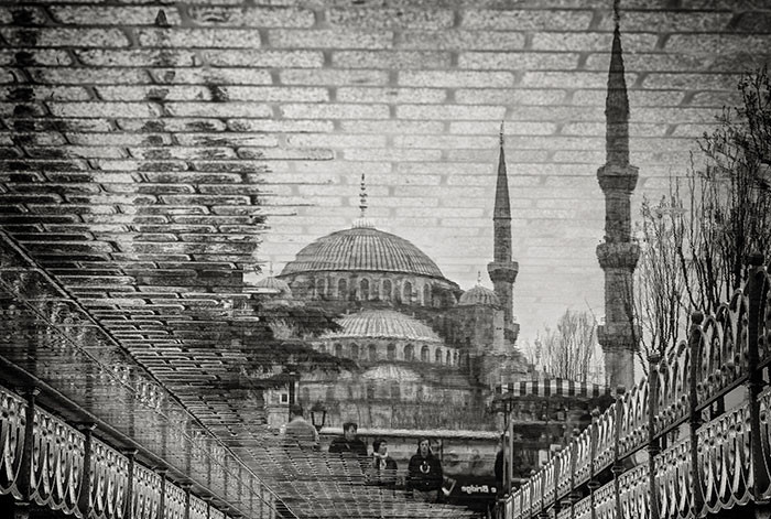 Идеальная оптическая иллюзия - Голубая мечеть, отразившаяся в брусчатке моста обман зрения, оптические иллюзии, отражения