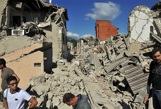 Жители пострадавших городов на руинах своих домов