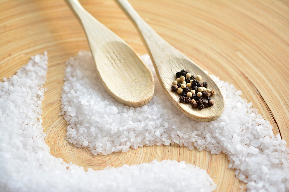 5 неожиданных способов применения соли в быту