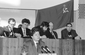 Второй этап шестого чрезвычайного Съезда группы бывших народных депутатов СССР. На фото: Виктор Алкснис во время выступления, 1992 год