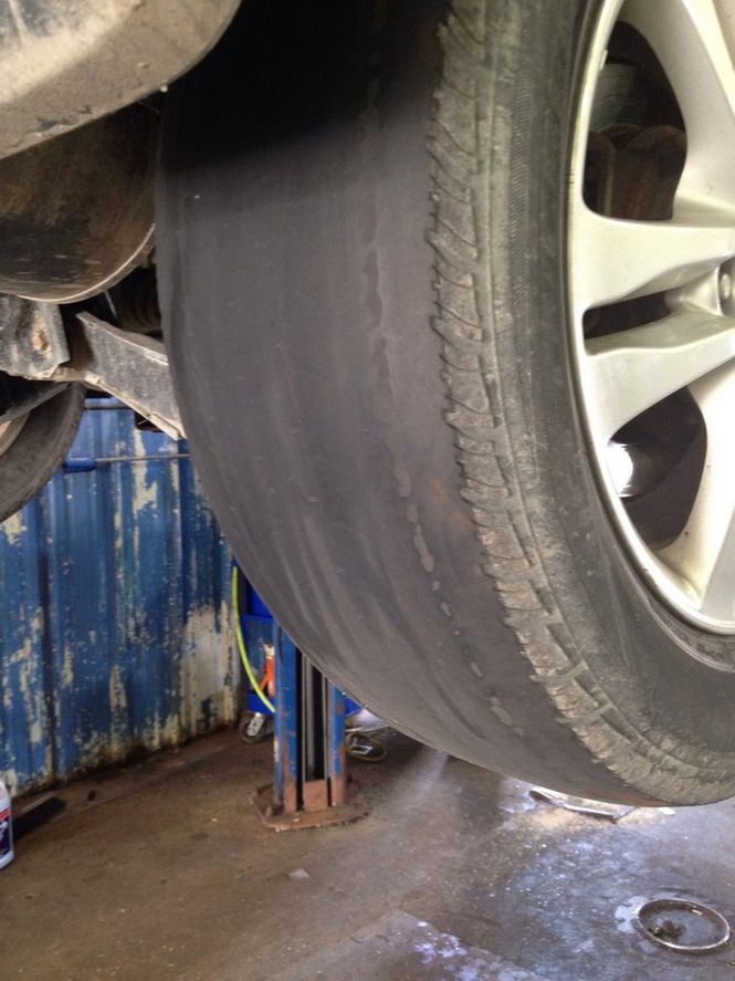 4. "Вечно меня пытаются развести в сервисе на деньги. Говорят, мне нужны новые покрышки, хотя в этих же еще не протерлись дыры!". автоприколы, подборка, приколы