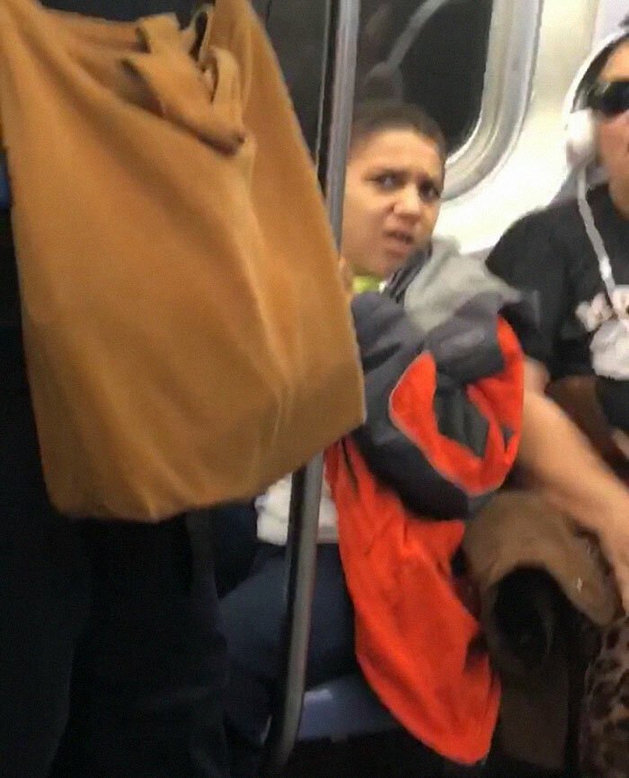 Мальчик отказался убирать ноги с сиденья в вагоне метро, но пассажир не растерялся Мальчик отказался убирать ноги с сиденья в вагоне метро, но пассажир не растерялся истории из жизни