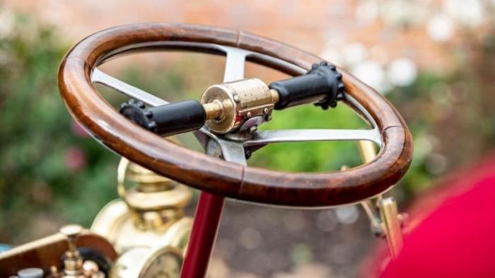 Один из первых автомобилей, выставлен на аукцион Один из первых автомобилей, выставлен на аукцион