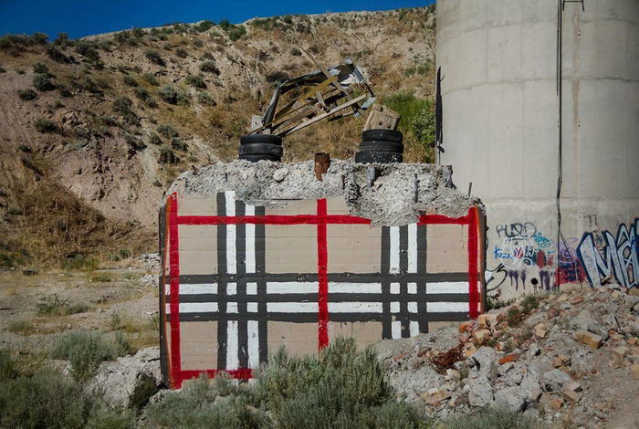 Остроумный проект. Бетонные копии фирменных сумок посреди заводской территории 