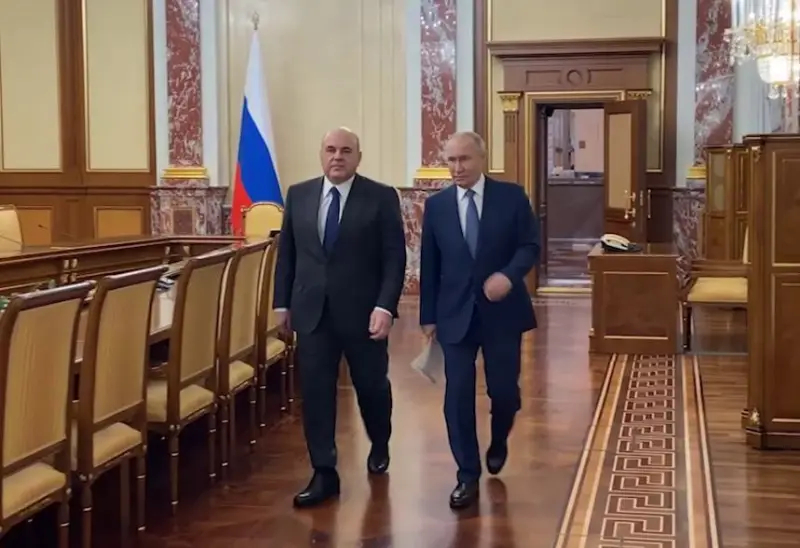 Российское правительство официально сложило полномочия после вступления президента страны в должность