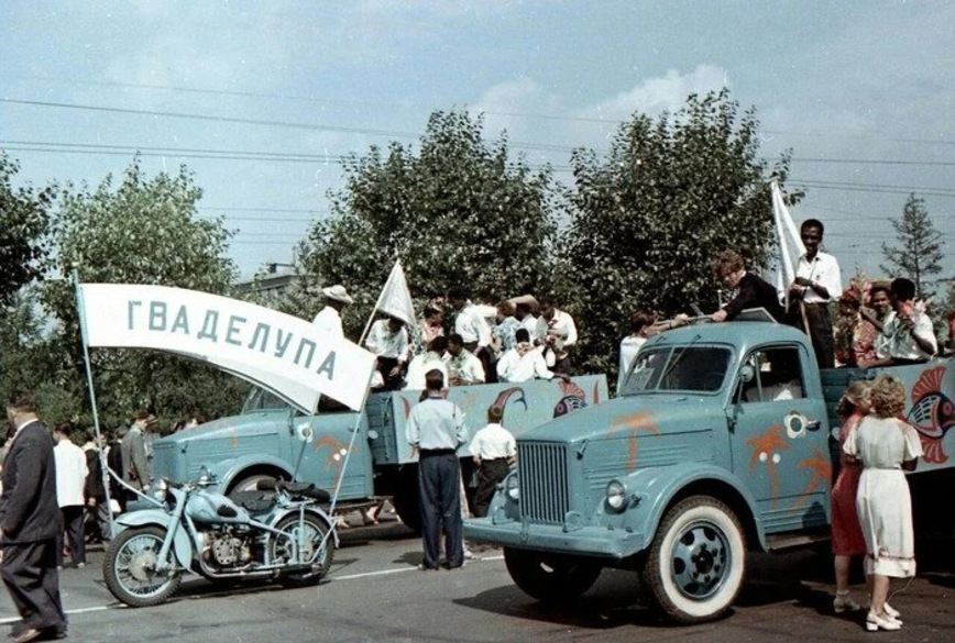 16 «ламповых» фотографий с советскими автомобилями автоистория