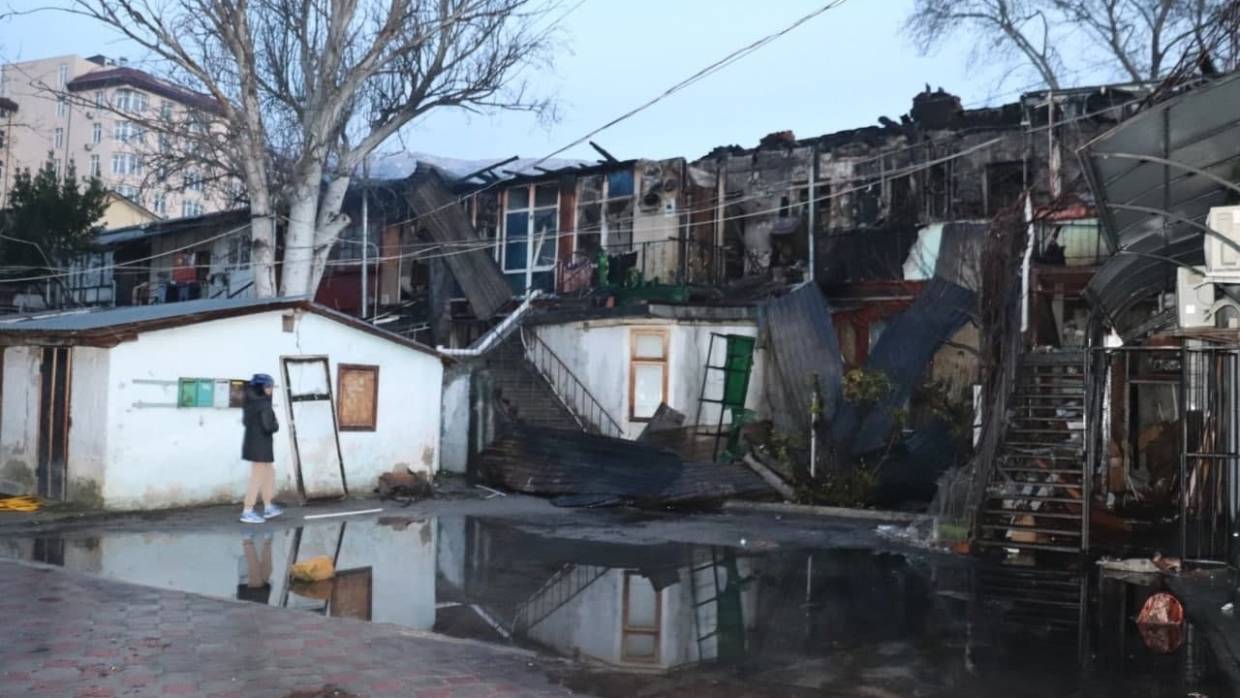 В МЧС пояснили, почему брали воду из реки для тушения пожара в центре Ялты Общество