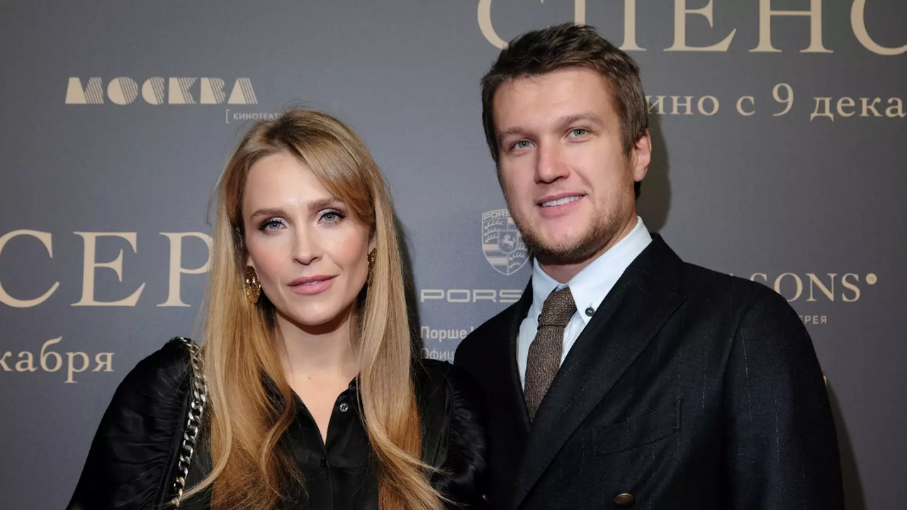Супруга задержанного с наркотиками актера Руденко вышла на светское мероприятие