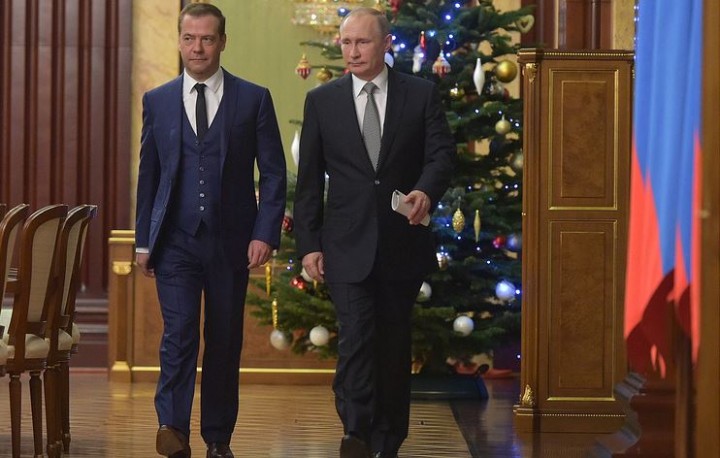 Путин и Медведев по традиции встретят Новый год дома