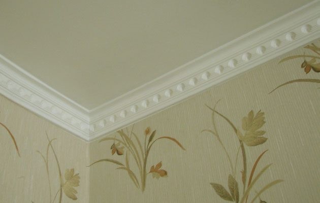 Как сделать угол на потолочном плинтусе: пошаговое руководство сделай сам,советы
