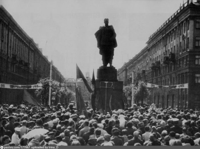 В 1993 году в Воронеже установили памятник генералу Черняховскому, привезённый из Вильнюса, где его демонтировали сразу после распада СССР. история, факты, фото