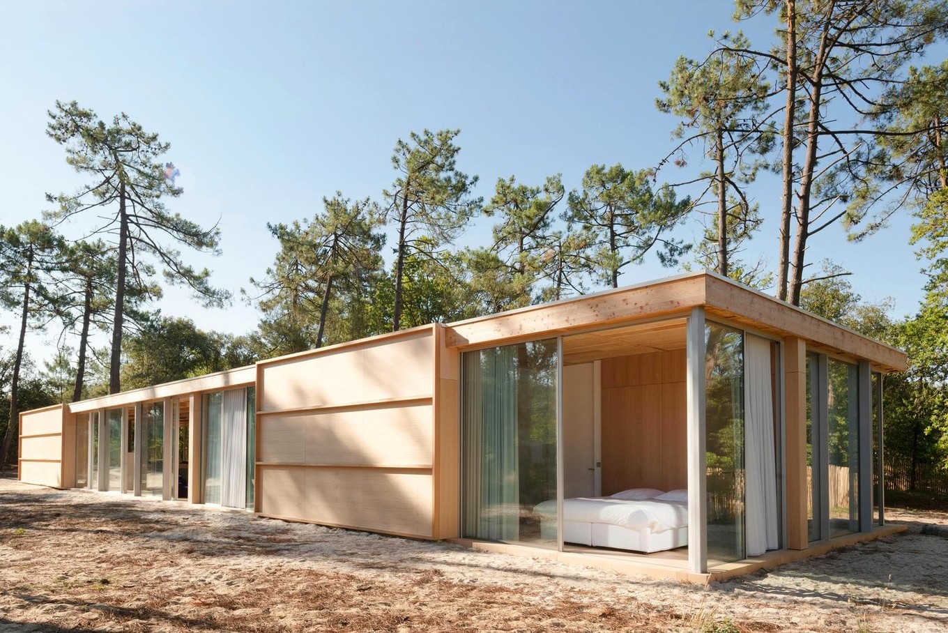 Интерьер и экстерьер деревянного дом с панорамным остеклением во Франции