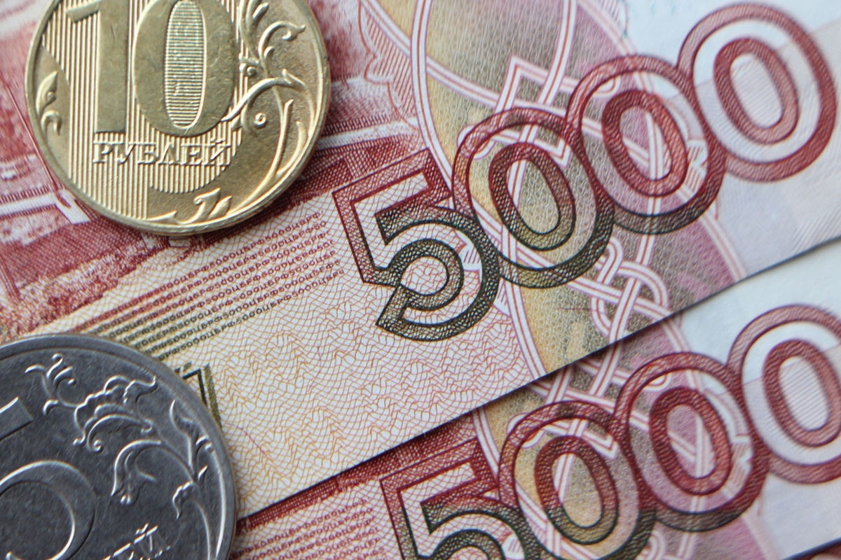 Moneyman: россияне планируют потратить до 15 тысяч рублей на майские праздники