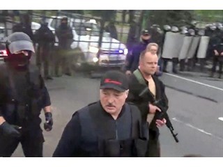 Лукашенко с автоматом затмил марш оппозиции