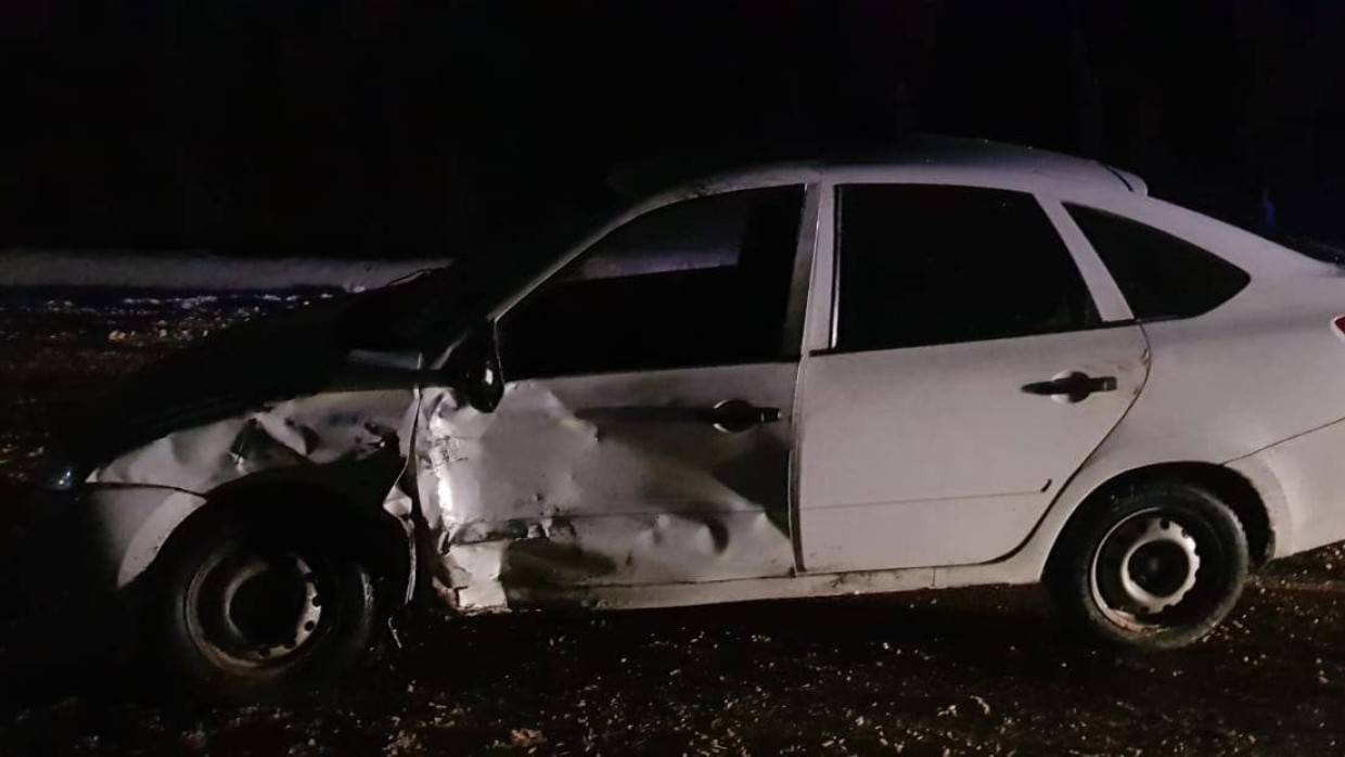 Три человека получили травмы при лобовом ДТП в Курской области Происшествия