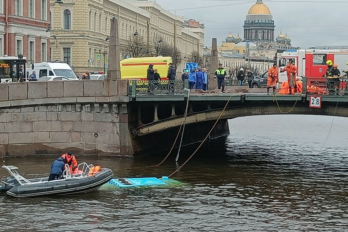 В Петербурге лазурный автобус с пассажирами упал в реку из-за ДТП с каршерингом