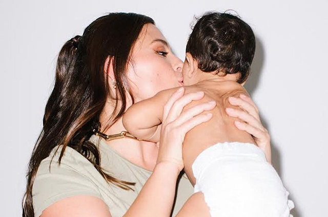 Эшли Грэм сняла ролик в честь дня рождения сына и рассказала, чему ее научило материнство