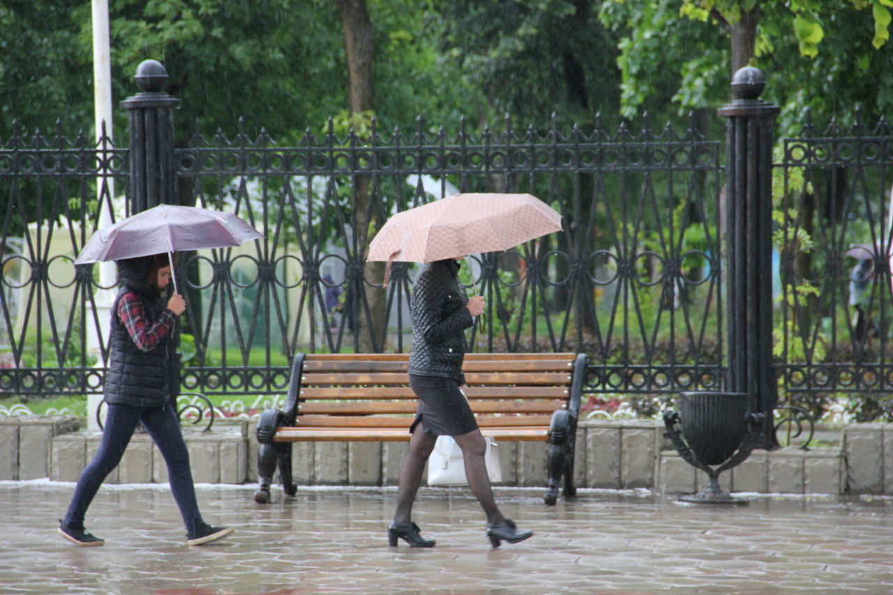 Неделя будет дождливо. Дождливый день. Ненастный день. Дождливый день 31 мая. Пасмурная Москва.