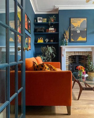 7 замечательных интерьеров, где яркий диван стал основой идеи для дома,интерьер и дизайн