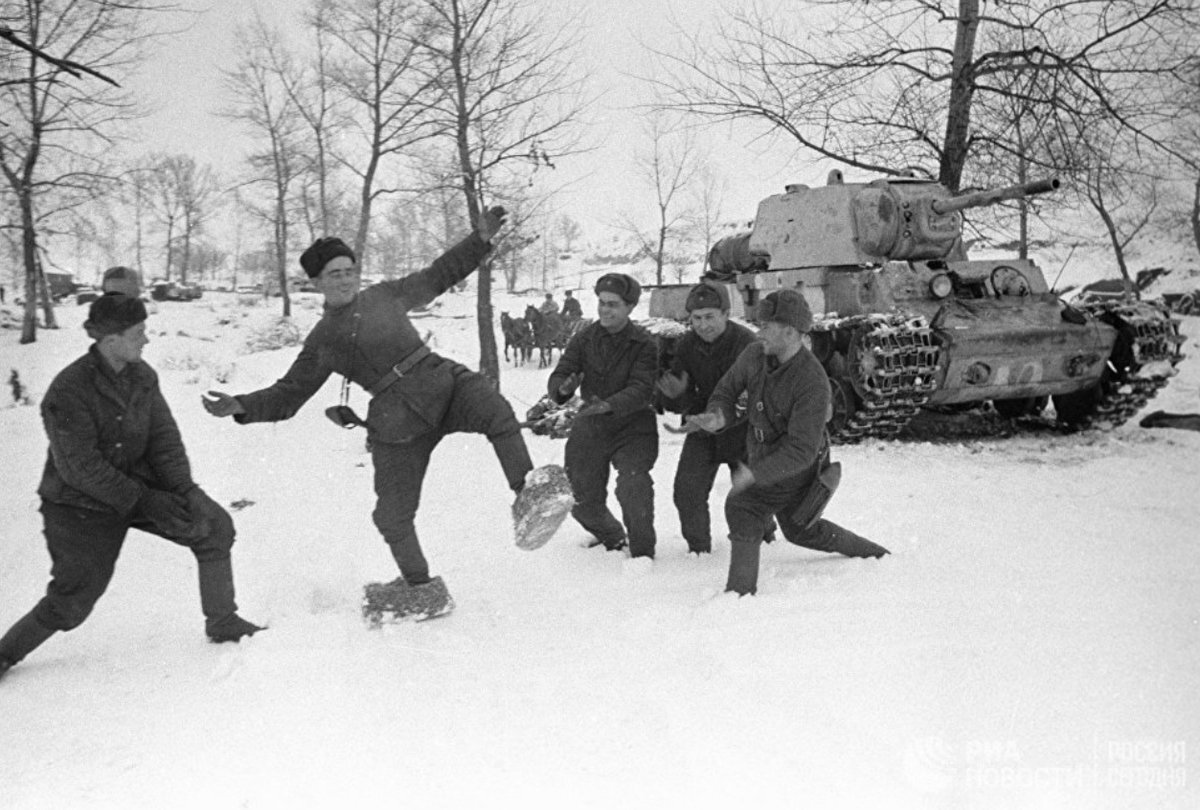 Советские танкисты примеряют караульные боты Вермахта 
