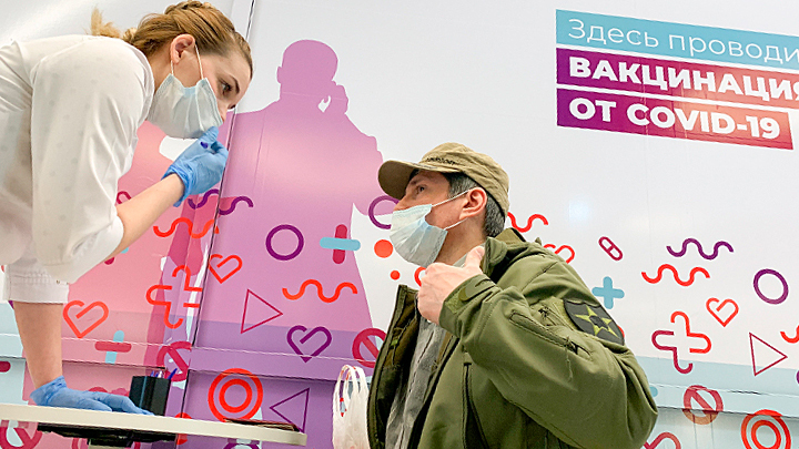 ЧТО НАС УБИВАЕТ – ВИРУС ИЛИ БОРЬБА С НИМ? ЧЕТВЕРО МЕДИКОВ СОШЛИСЬ В ЖЁСТКОМ КЛИНЧЕ