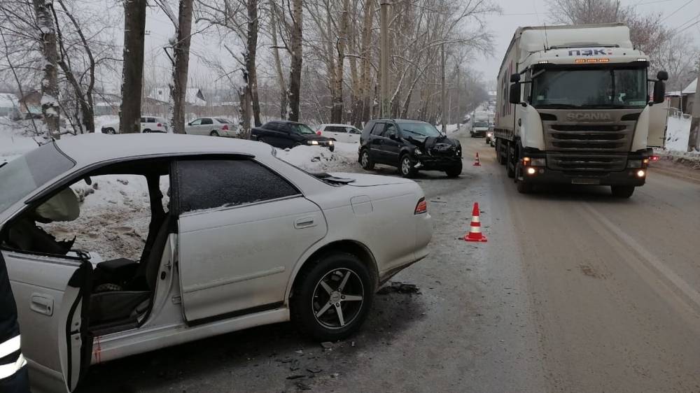 Водитель Toyota Mark II погиб в ДТП в Новосибирске Происшествия