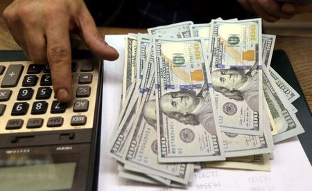 An employee counts U.S. dollar bills at a money exchange in central Cairo, Egypt, March 20, 2019. REUTERS/Mohamed Abd El Ghany 