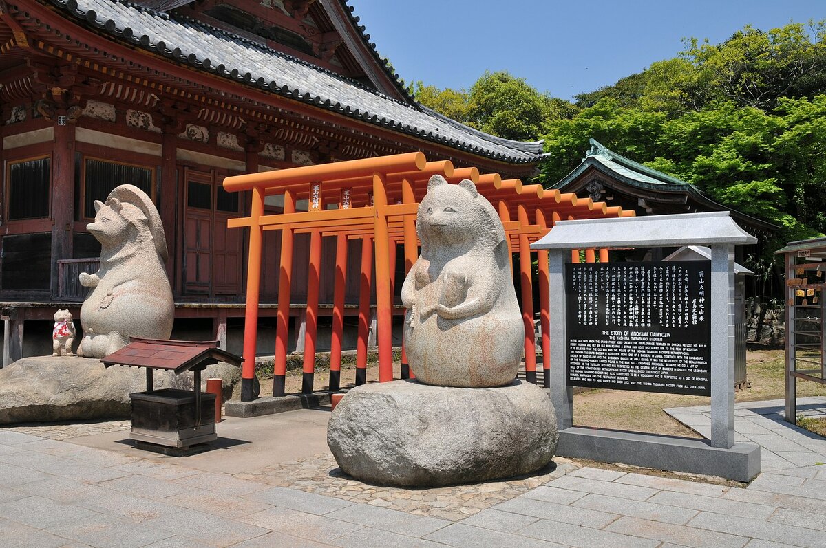 Статуи енотовидных собак у храма