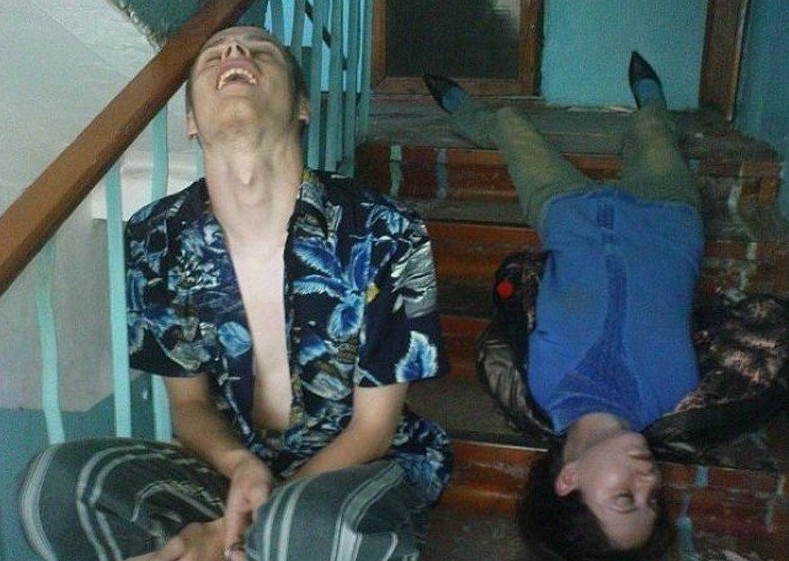 Возвращаясь домой, вы можете встретить их - королей и королев подъездов! быдло, гопники, подъезды, фотографии