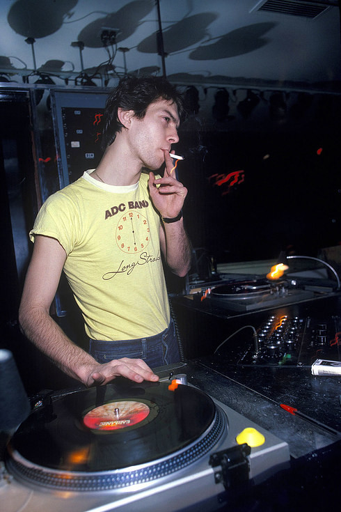 Диджей курит сигарету, пока играет музыку в одном из клубов Нью-Йорка, 1979 год Веселые, люди, эпоха