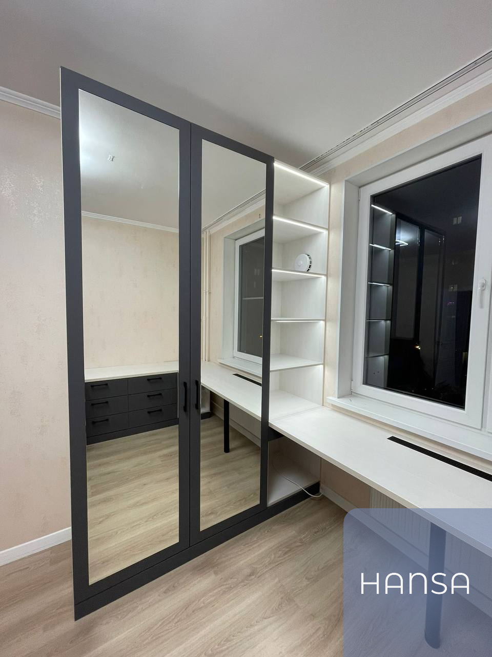 Распашной шкаф с зеркалом в детскую, выполненный по размерам и предпочтениям клиента производителем Hansa Mebel в Санкт-Петербурге