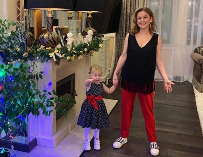 “Зачем он только ее выбрал”: поклонники раскритиковали супругу Николаева за ее внешний вид “Зачем он только ее выбрал”: поклонники раскритиковали супругу Николаева за ее внешний вид звезда