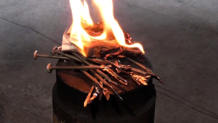 Как разжечь огонь при помощи обычного гвоздя