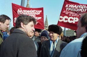 На фото: народный депутат СССР Виктор Алкснис на Красной площади перед отправкой на съезд, 1992 год