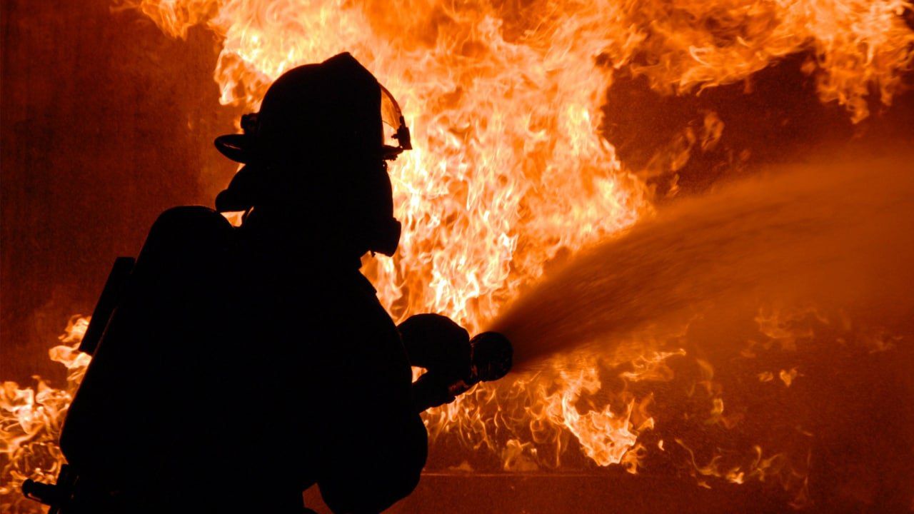 Мужчина заживо сгорел в охваченном огнем многоквартирном доме под Тулой