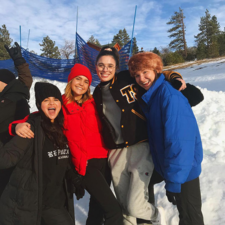 Все проблемы позади: Селена Гомес весело провела время с друзьями на снежных горках новости