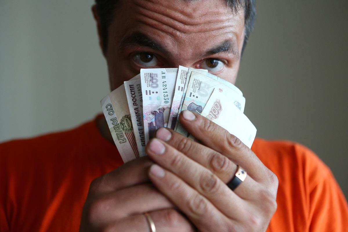 Мужчина с деньгами в руках фото