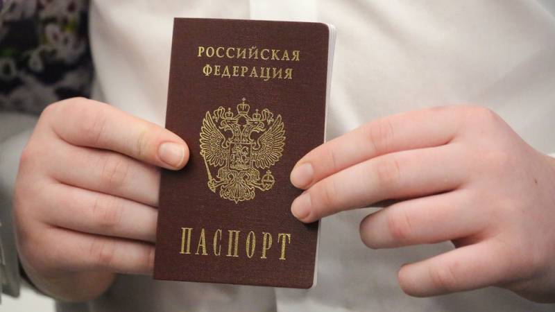 Россиян могут обязать показывать паспорт вместе с QR-кодом