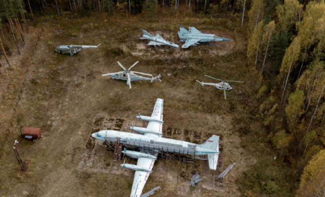 Лесник вышел на заброшенную базу СССР в глухом лесу. Самолеты среди деревьев стоят уже 30 лет Культура