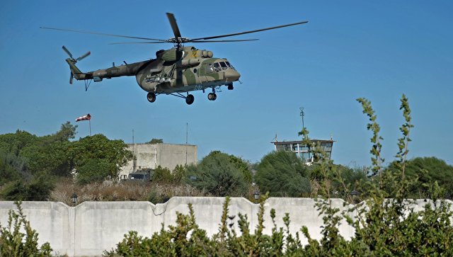 Вертолет Ми-8 Воздушно-космических сил РФ совершает облет территории авиабазы Хмеймим в Сирии. Архивное фото
