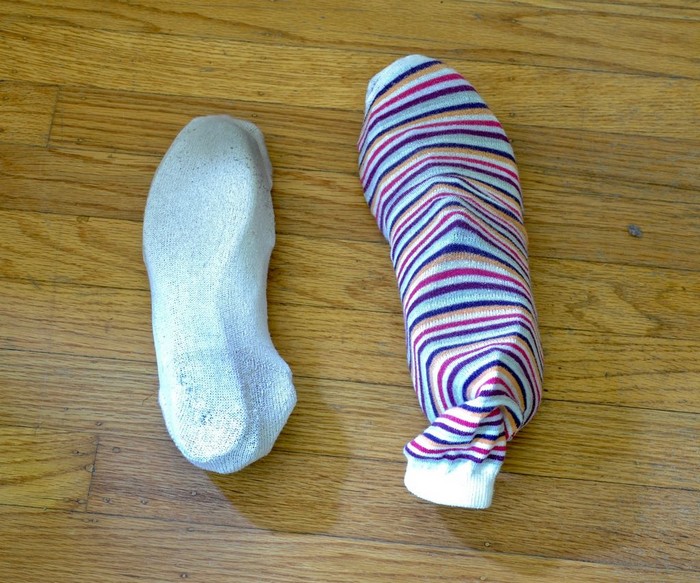 Как использовать носочки. Поделки из носков. Игольница из носка. Носки из носков. Сокс из носка.