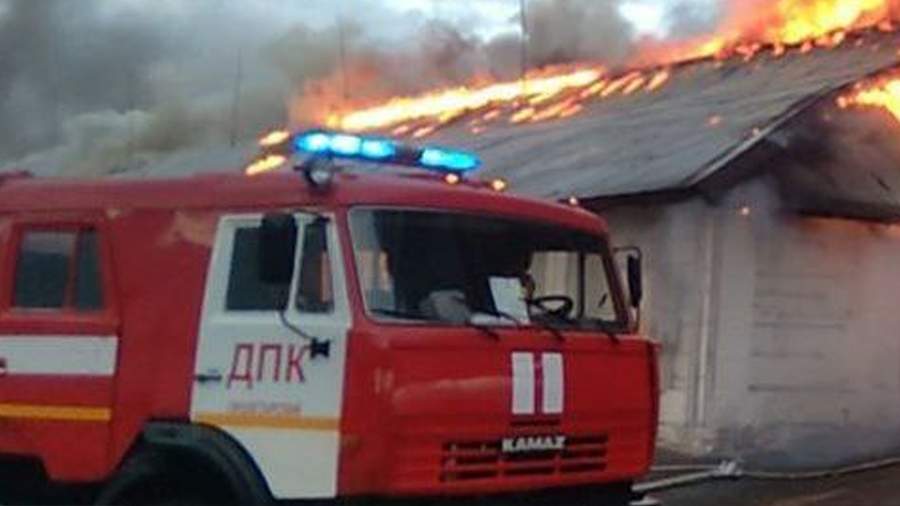 Пожар площадью 1 тыс. кв. м разгорелся на складе в Белгородской области