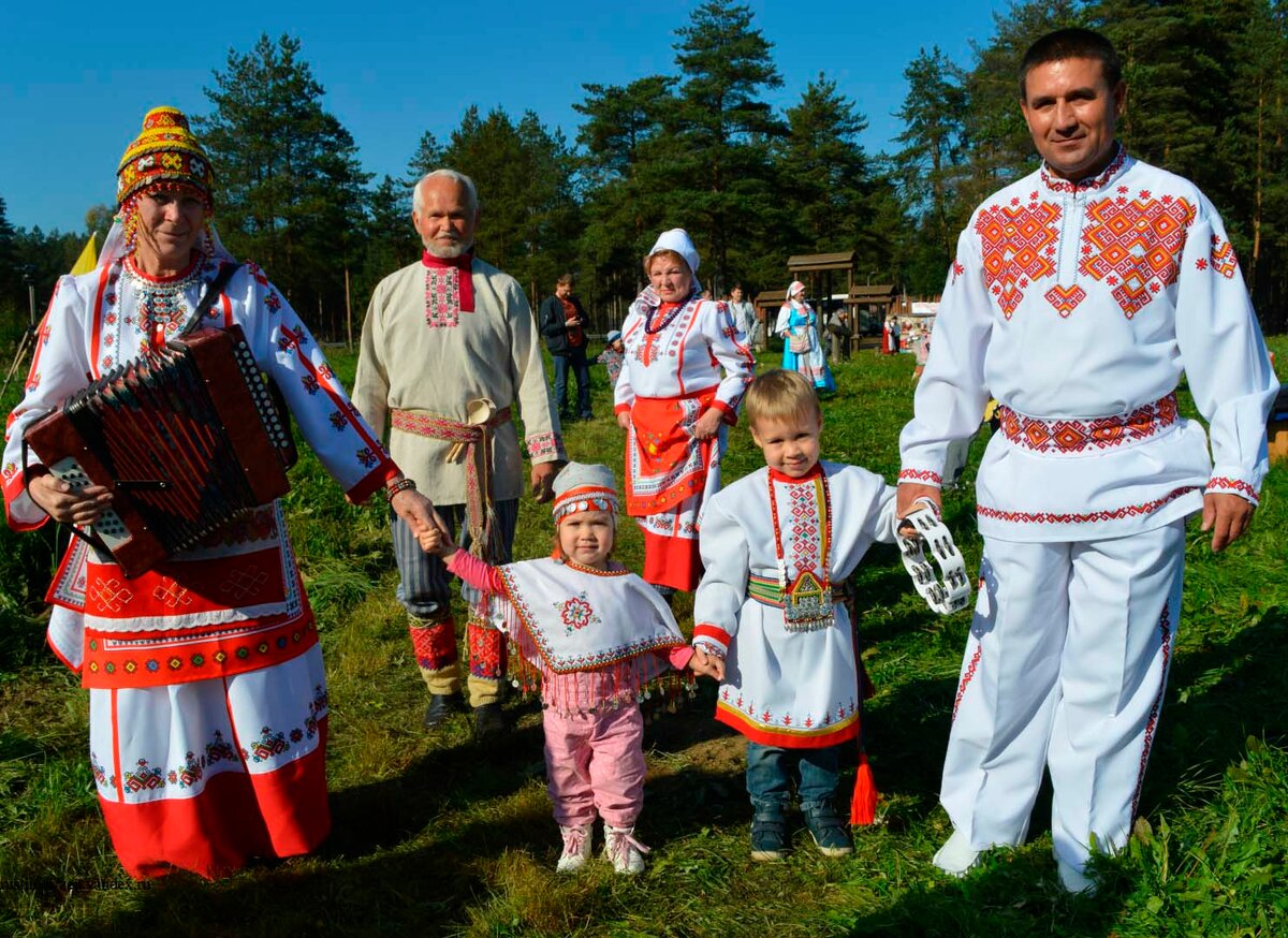 Современная семья в национальных костюмах. Фестиваль художественного творчества финно-угорских и самодийских народов