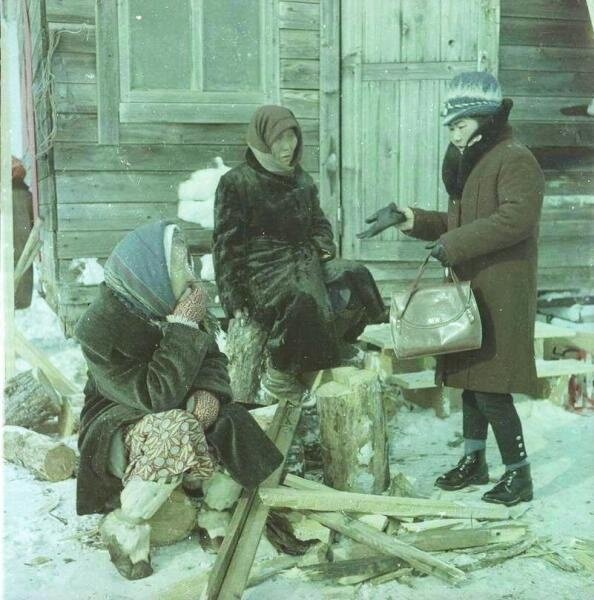 Женщины-нивхи около дома. Юрий Садовников, 1968 год, о. Сахалин, МАММ/МДФ. 