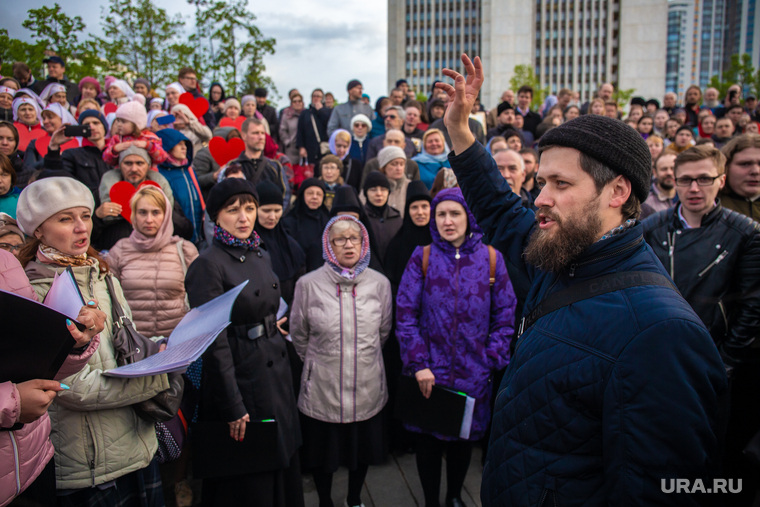 Православные в Екатеринбурге побеждают толпу противников нового собора. Их больше