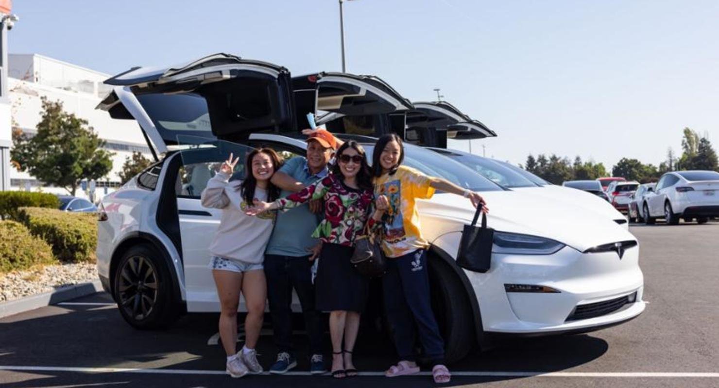 Tesla начала поставки модернизированного электромобиля Model X с «великолепным» интерьером