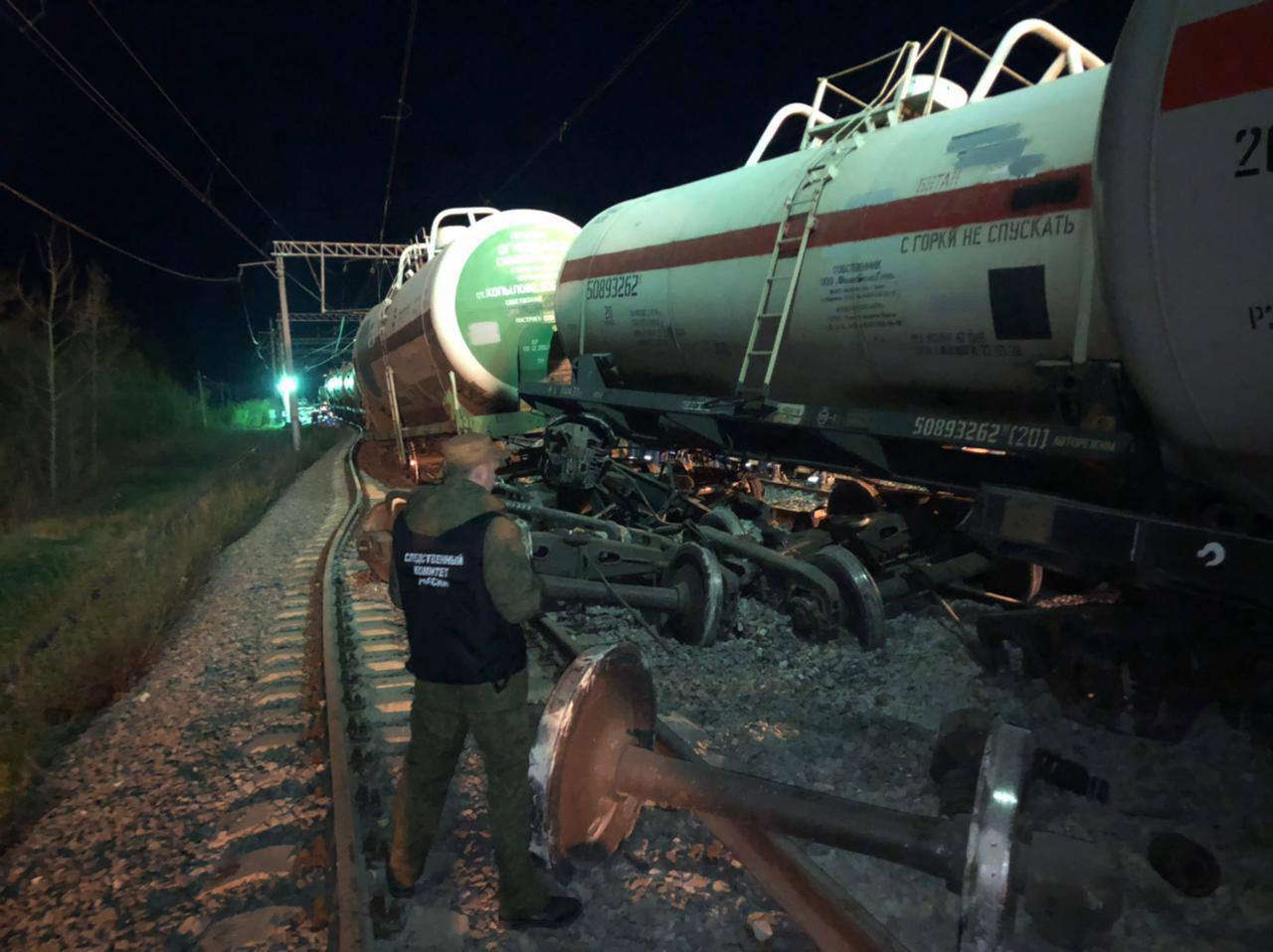 СКР опубликовал фото с места схода с рельсов шести железнодорожных вагонов в Башкирии Происшествия