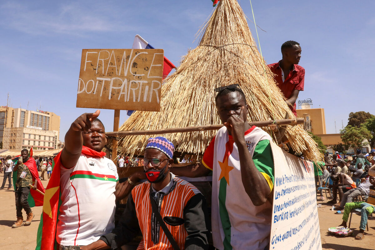 AFP: власти Буркина-Фасо приостановили вещание Deutsche Welle и TV5Monde