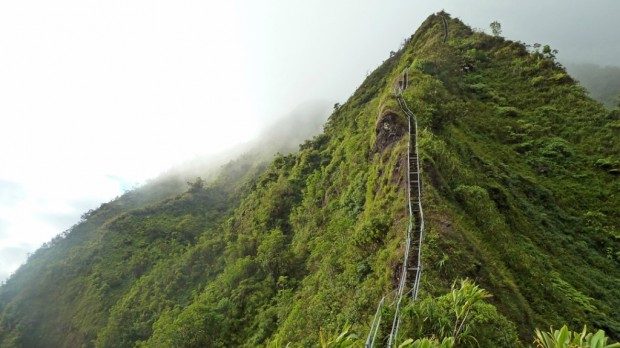 Гавайи: лестница в небо лестница, переделана, места, Хайку, которая, метров, пятидесятых, Острова, сигналы, стала, Индии, самой, стоит, 10600, сигнала, передача, Рекордом, передаются, расстояния, военноморская